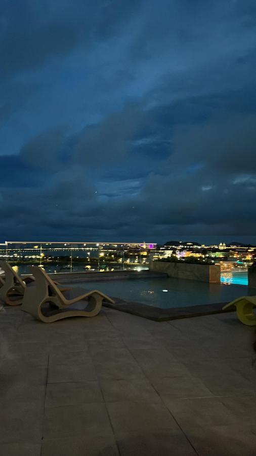 Con Piscina Infinita Frente Al Mar En Avenida Balboa Ph The *