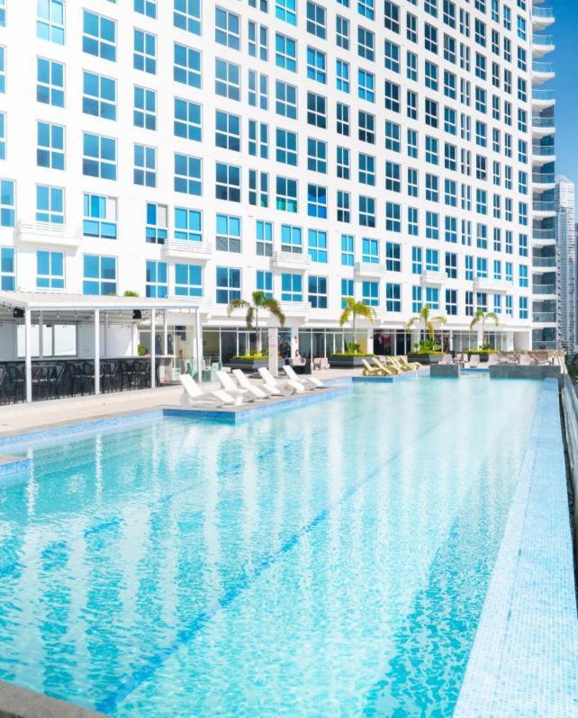 Con Piscina Infinita Frente Al Mar En Avenida Balboa Ph The